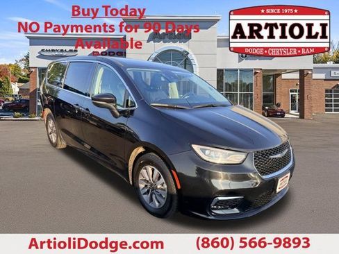 Used 2023 Chrysler Pacifica Touring-L FWD image 1