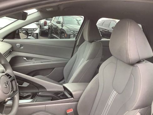 Certified 2023 Hyundai Elantra SEL w/ Preferred Accessory Package image 17