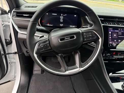 New 2025 Jeep Grand Cherokee Altitude image 25