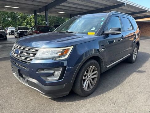 Used 2017 Ford Explorer XLT w/ Equipment Group 202A FWD image 1