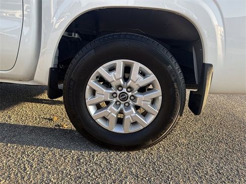Used 2024 Nissan Frontier SV w/ SV Convenience Package image 32
