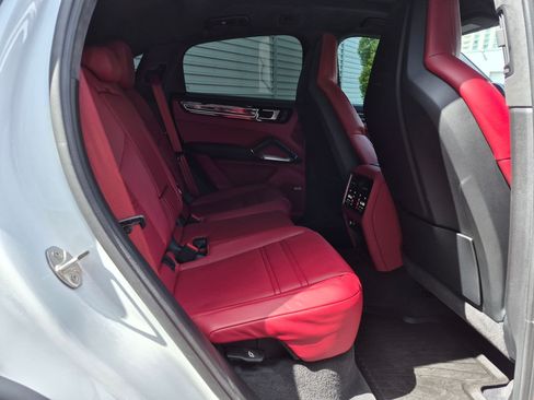Used 2022 Porsche Cayenne Turbo AWD/4WD image 29
