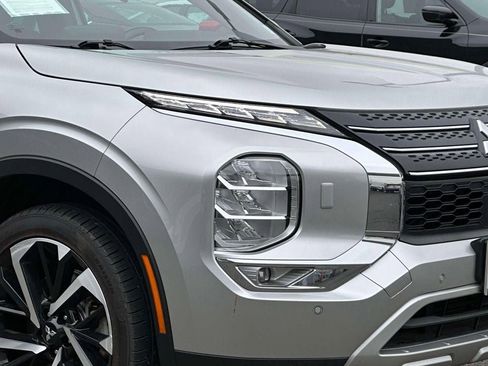 Used 2023 Mitsubishi Outlander SE image 8