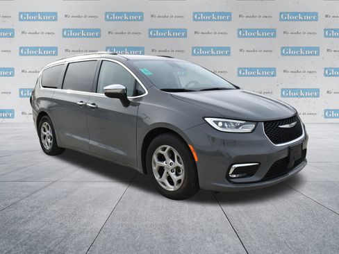 Used 2023 Chrysler Pacifica Limited image 3