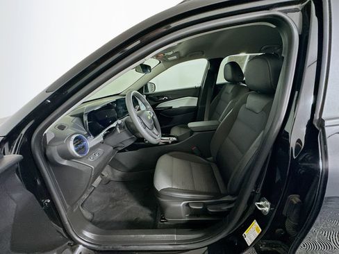 Used 2025 Chevrolet Trax LT FWD image 13