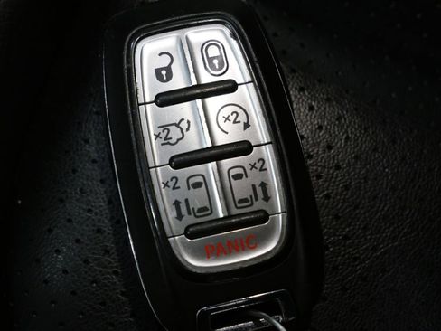 Used 2023 Chrysler Pacifica Touring-L FWD image 32