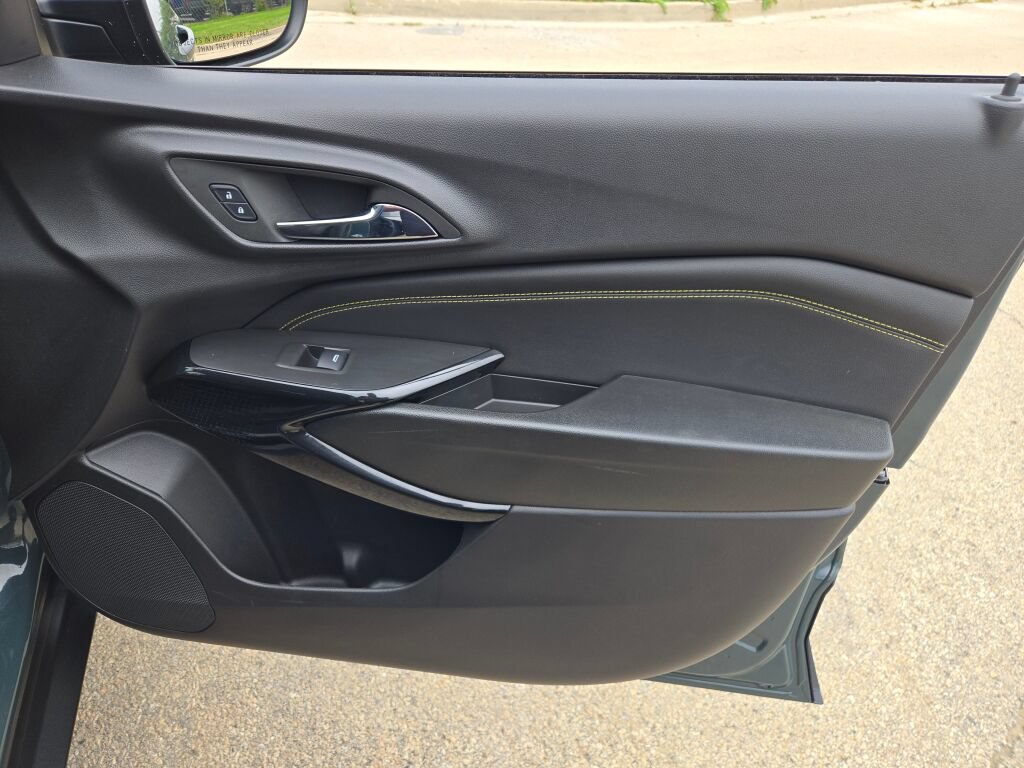 Used 2025 Chevrolet Trax LT FWD image 7
