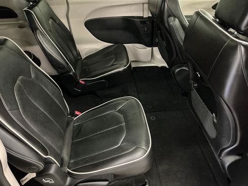 Used 2023 Chrysler Pacifica Limited FWD image 14