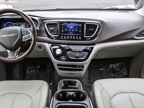 Used 2018 Chrysler Pacifica Touring-L w/ Tire & Wheel Group FWD image 12
