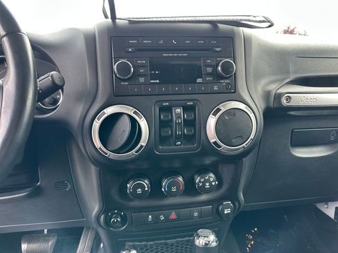 Used 2018 Jeep Wrangler Unlimited Sahara w/ Connectivity Group AWD/4WD image 22