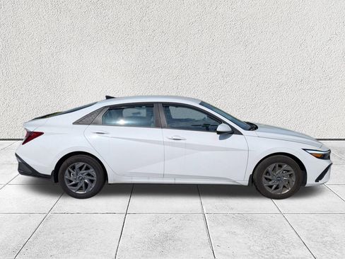 Used 2024 Hyundai Elantra SEL image 2