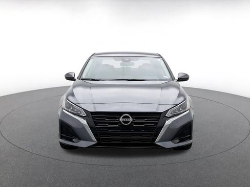 Used 2025 Nissan Altima 2.5 SV FWD image 2
