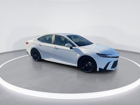 Used 2025 Toyota Camry SE image 2