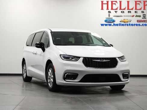 Used 2024 Chrysler Pacifica Touring-L FWD image 1