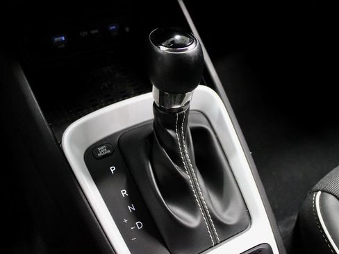 Certified 2025 Hyundai Venue Limited FWD image 33