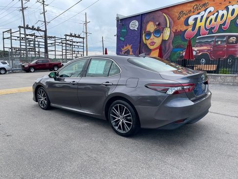 Used 2021 Toyota Camry XLE AWD/4WD image 3