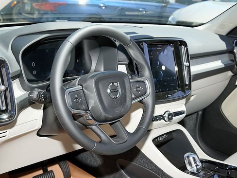 New 2025 Volvo XC40 B5 Plus w/ Protection Package Premier image 12