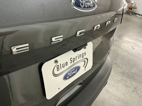 Used 2022 Ford Escape SE w/ SE Sport Appearance Package image 6