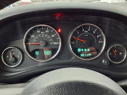 Used 2016 Jeep Wrangler Unlimited Sahara w/ Connectivity Group AWD/4WD image 12