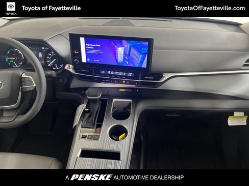 Used 2026 Toyota Sienna XLE FWD image 18