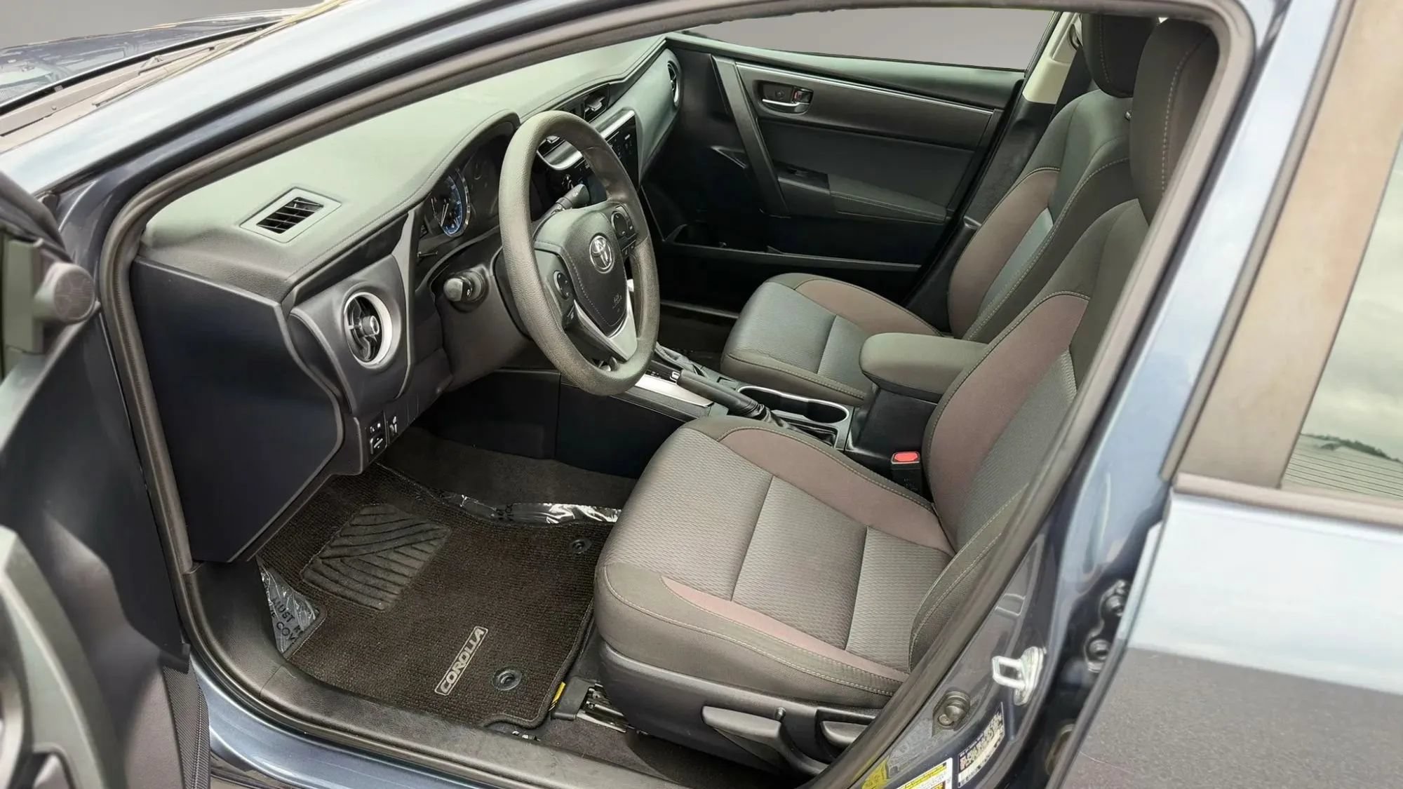 Used 2017 Toyota Corolla LE w/ Carpet Mat Package (TMS) FWD image 13