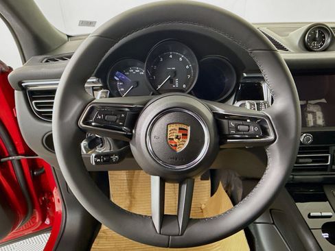 Certified 2025 Porsche Macan image 14