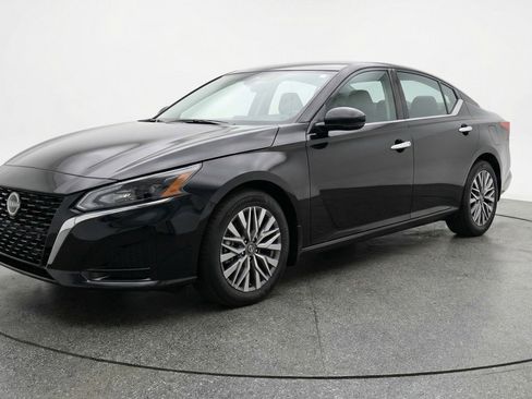 Used 2025 Nissan Altima 2.5 SV image 3