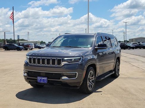 Used 2024 Jeep Wagoneer L 4WD w/ Premium Group I image 2