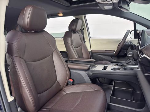 Used 2024 Toyota Sienna Platinum image 39