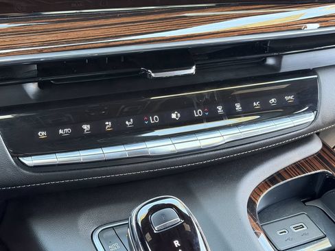 Certified 2022 Cadillac Escalade ESV Premium Luxury AWD/4WD image 30