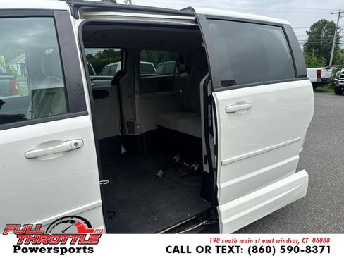 Used 2012 Dodge Grand Caravan SXT image 17