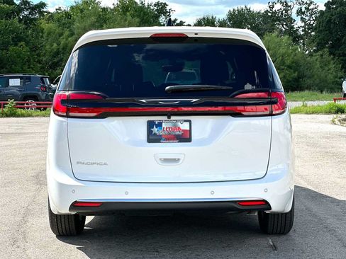 New 2027 Chrysler Pacifica Select FWD image 14