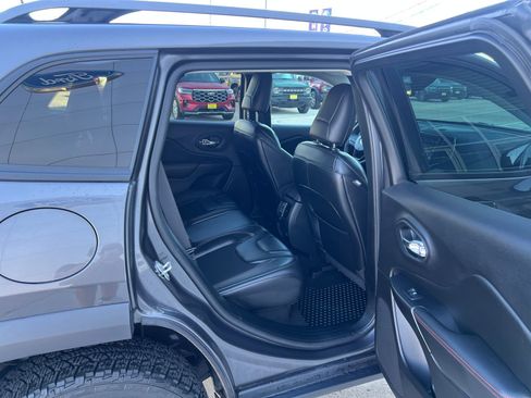 Used 2020 Jeep Cherokee Trailhawk AWD/4WD image 14