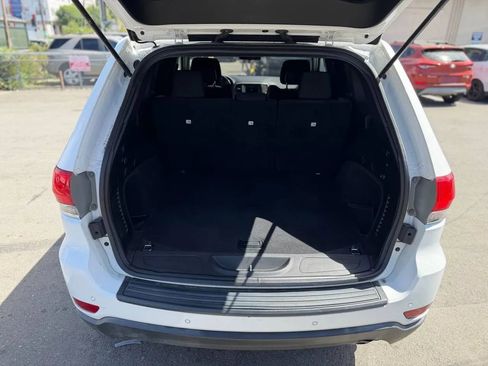 Used 2019 Jeep Grand Cherokee Laredo RWD image 28