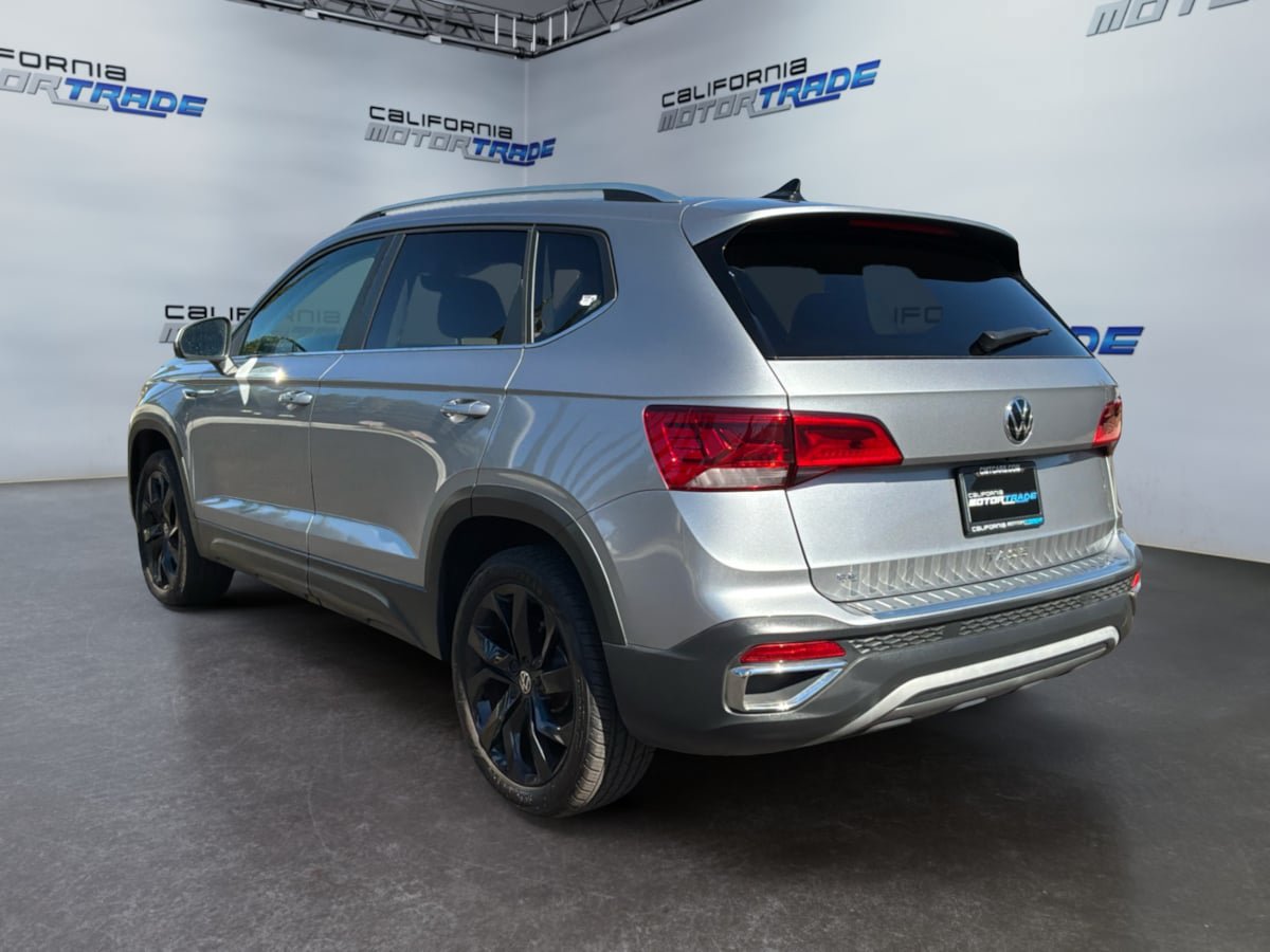 Used 2023 Volkswagen Taos SE w/ Panoramic Sunroof Package FWD image 7