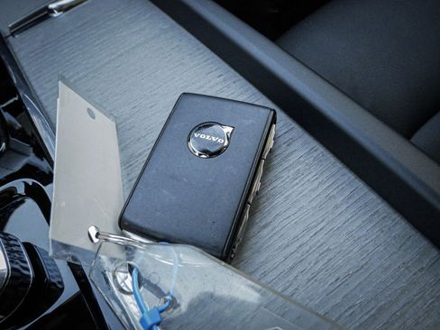 Used 2025 Volvo XC60 B5 Plus image 36