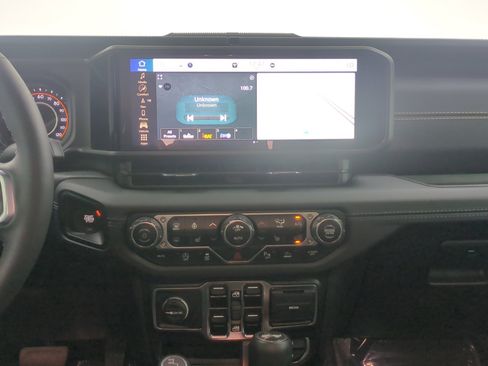 Used 2024 Jeep Wrangler Unlimited Sahara w/ Technology Group AWD/4WD image 16
