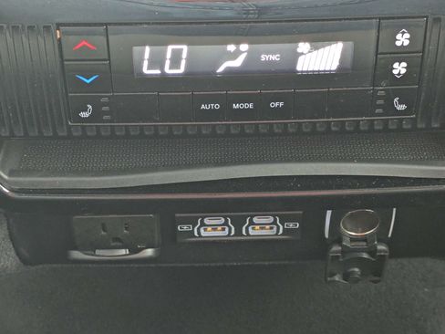 Used 2024 Jeep Wagoneer L Series III w/ Flexible Seating Group AWD/4WD image 22