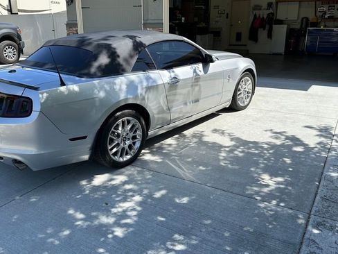 Used 2013 Ford Mustang Premium RWD image 3