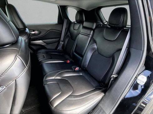 Used 2019 Jeep Cherokee Latitude Plus FWD image 28