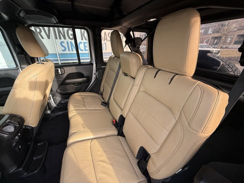 Used 2018 Jeep Wrangler Unlimited Sahara image 8