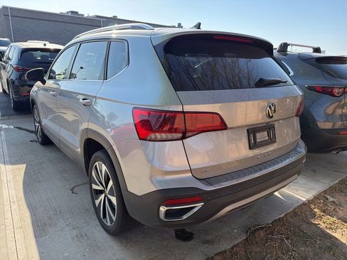 Used 2022 Volkswagen Taos SE image 4