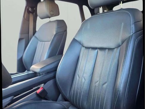 Used 2019 Audi e-tron Prestige w/ Prestige Package image 31