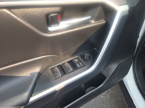 Used 2025 Toyota RAV4 XLE AWD/4WD image 9