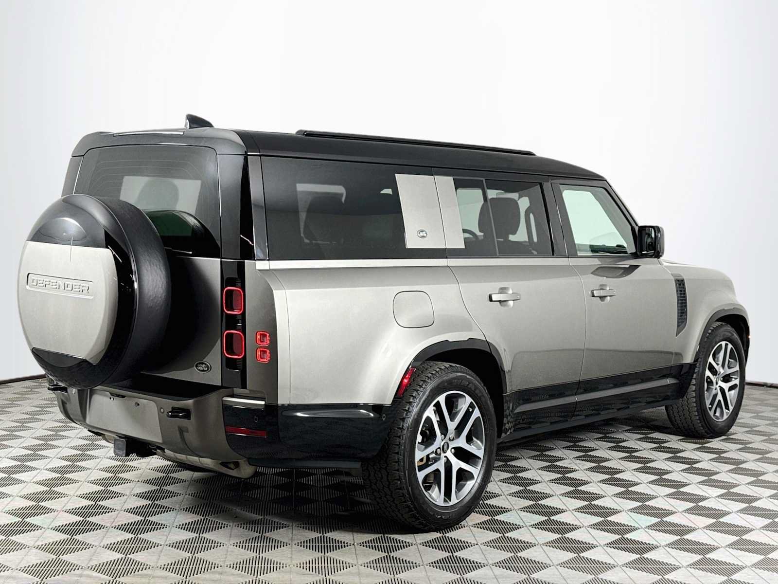 Used 2023 Land Rover Defender 130 X-Dynamic SE AWD/4WD image 5