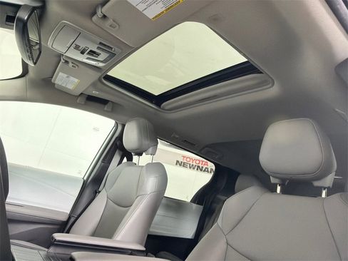Used 2025 Toyota Sienna XLE image 2
