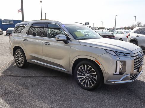 Used 2024 Hyundai Palisade Calligraphy image 3