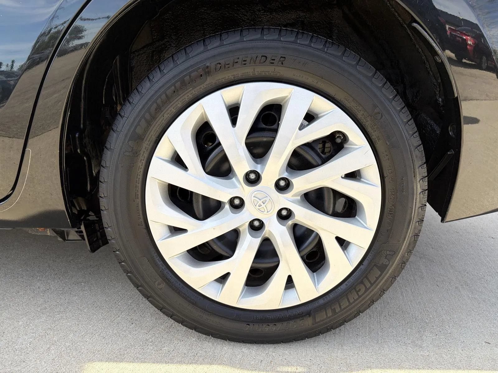 Used 2018 Toyota Corolla LE FWD image 9
