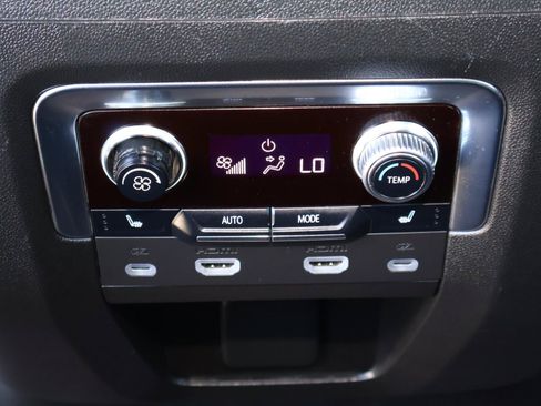Used 2024 GMC Yukon XL Denali Ultimate AWD/4WD image 17