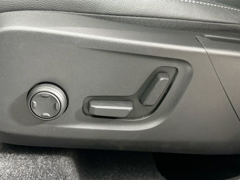 Certified 2025 Volvo XC40 B5 Core image 19